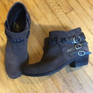 Crown Vintage brown suede ankle boots. Size 5.5